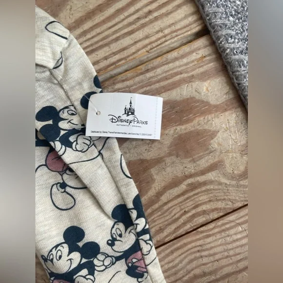 Disney parks scoop neck top size large NWT - Picture 2 of 4